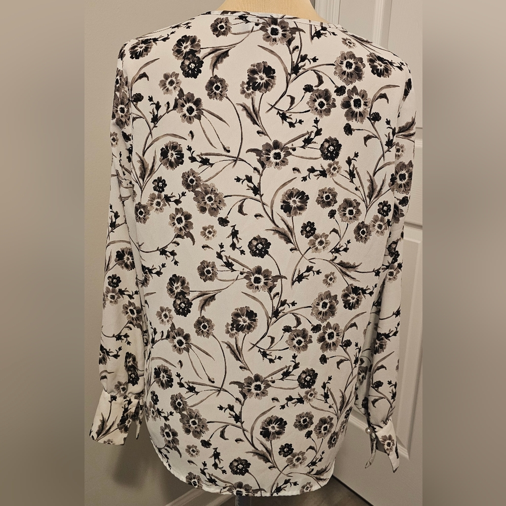 Karl Lagerfeld Black and White Floral Blouse Button-up Top Pearl Button Sz M - Picture 4 of 5